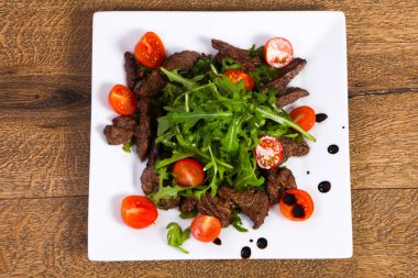 Ruccola ve domates ile sığır eti