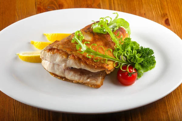 Limon ve otlar pişmiş somon servis