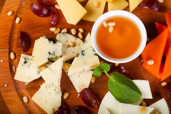 Peynir tabağı ile bal ve sedir fındık