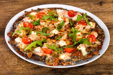 Somonlu pizza ve roka peynirli mozzarella.