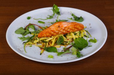 Sebze ve salatalı ızgara somon.