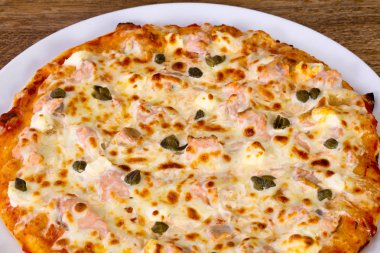 Somon ve Kapari yumuşak peynirli pizza