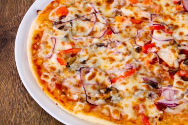 Sığır eti peynir ve soğan pizza