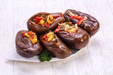 Sebze ile doldurulmuş patlıcan turşusu