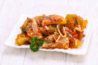 Otlar ile turşu yeşil domates