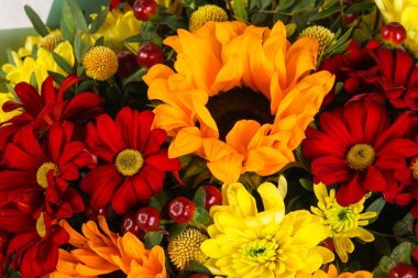 Çeşitli çiçek ile romantik buket