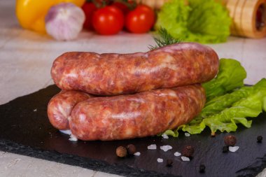 Çiğ domuz sosisi grill için hazır