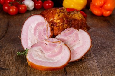 Domuz eti ahşap arka plan üzerinde füme