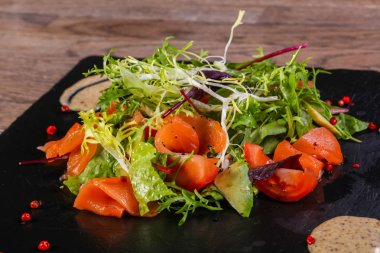 Somon ve fındık soslu avakado salatası