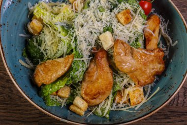 Tavuk ve parmesan peynirli sezar salatası.