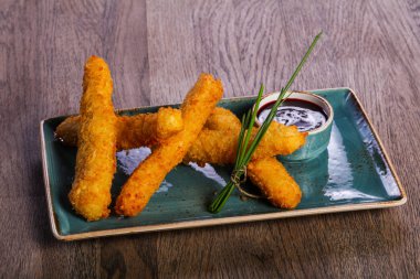 Peynir sos ile yeşil soğan servis yapışıyor