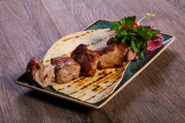 Domuz kebap Barbekü otlar ve ekmek servis