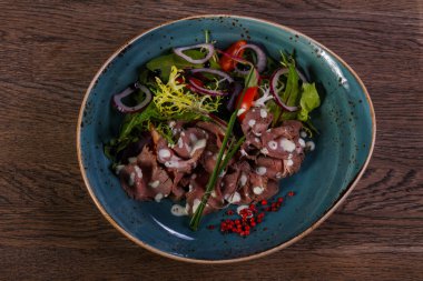 Biftek salata sosu ve soğan ile