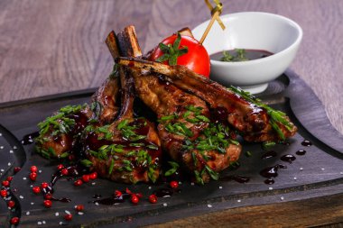 Soslu kuzu kaburga kavrulmuş