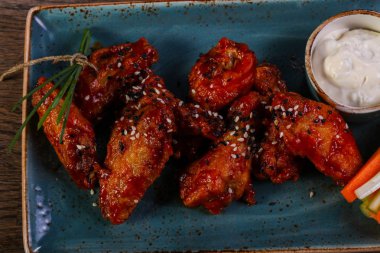 Tavuk kanadı dip sos ile