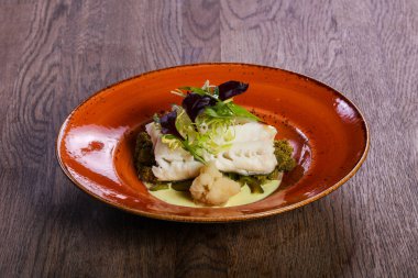 Salata yaprakları ile haşlanmış FITH