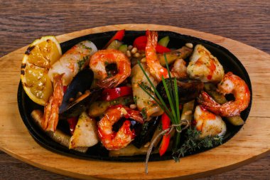 Deniz ürünleri karides, midye, Balık ve kalamar ile pan karıştırın