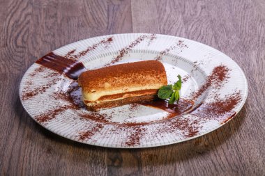 Nane yaprakları hizmet lezzetli Tiramisu pasta