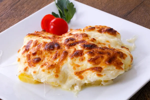 Kartoffelraspeln Mit Käse Servierte Tomaten — Stockfoto