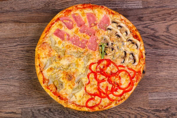 Saborosa Variedade Pizza Com Salsichas Cogumelos Legumes — Fotografia de Stock