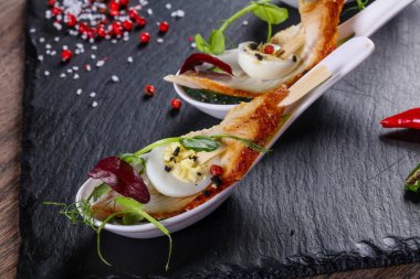 Yılan balığı ve Bıldırcın yumurta ile snack