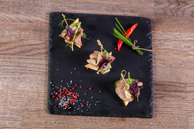 Yeşil soğan sığır eti kanepe hizmet