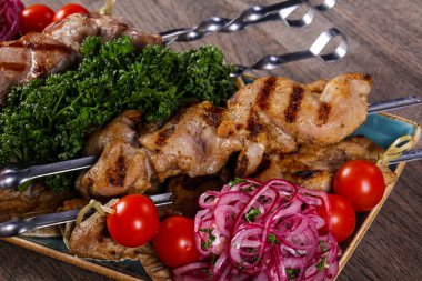 Izgara tavuk ve domuz barbeküsü