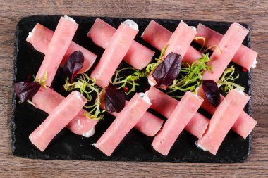 Ham plaka üzerinde peynir rulo dolması