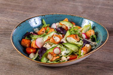 Izgara somon ve salatalık salatası