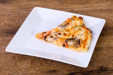 Patlıcan ve peynirli pizza