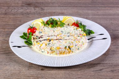 Limon ve kiraz domates surimi Yengeç Salatası hizmet