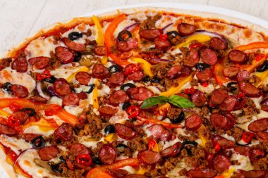 Sosis, peynir ve kıyma ile pizza