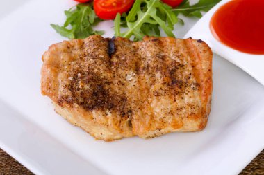 Izgara domuz sos ve salata sosu ile