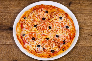Margarita pizza zeytin, domates ve peynir ile