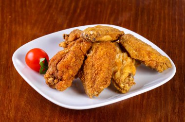 Tavuk kanatları yığın kiraz domates hizmet