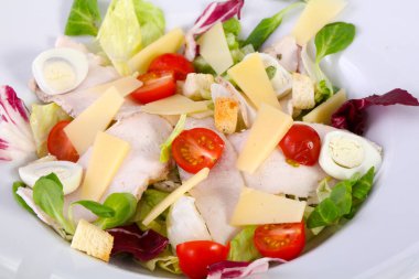 Jambon, yumurta ve domates salatası