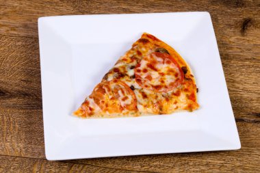 Peynir ve domates mantarlı pizza