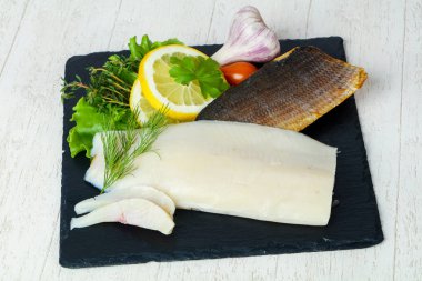 Baharat ile tuzlu beyaz balık füme