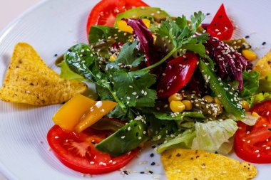 Avokado ve mısırlı sebze salatası