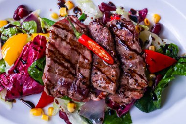 Sebze ve soslu ızgara domuz eti.