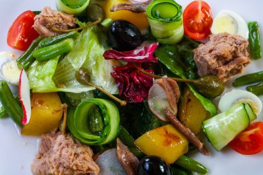 Sebzeli ve zeytinli ton balığı salatası.