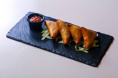 Soslu sıcak et hamur işleri