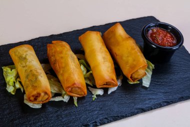 Bahar rulo domates sos ile 