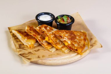 Quesadilla tavuk ve peynir ile