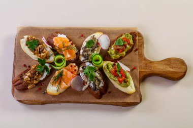 Balık ve sebze ile İspanyol bruschetta karıştırın