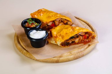 İki soslu tavuklu böreği