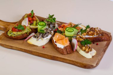 Balık ve sebze ile İspanyol bruschetta karıştırın