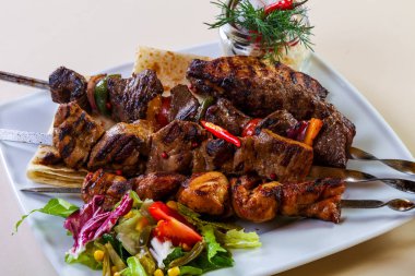 Barbekü et ve sebze tabağı.