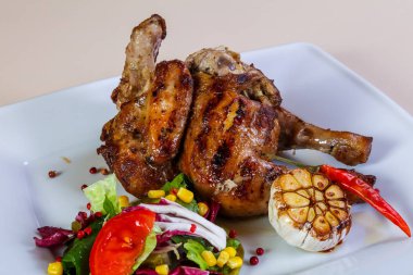 Tavuk budu ve salata karışımı.