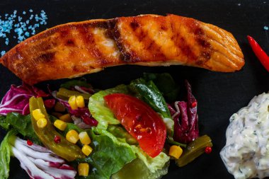 Soslu ızgara somon bifteği.